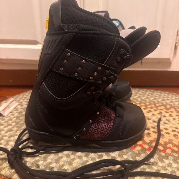 The Burton Sapphite snowboard size 6 boots. Black with purple accents. Durable - Picture 9 of 12